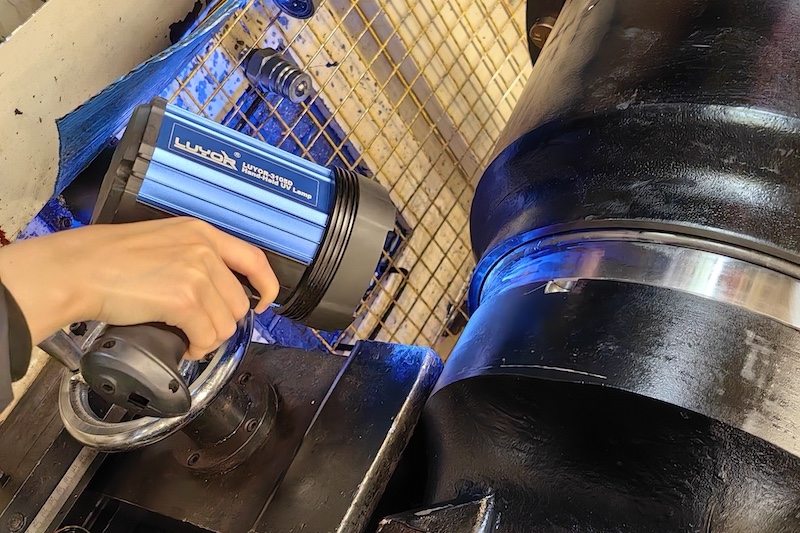 Fluorescent Leak Detection of Drive Axle Using UV Lamp LUYOR-3103D