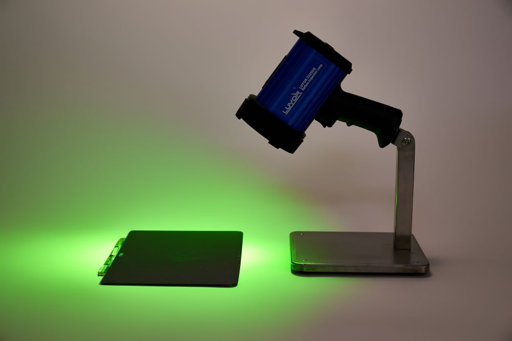 Wafer Inspection Yellow Light Lamp LUYOR-3325G used with a lamp stand